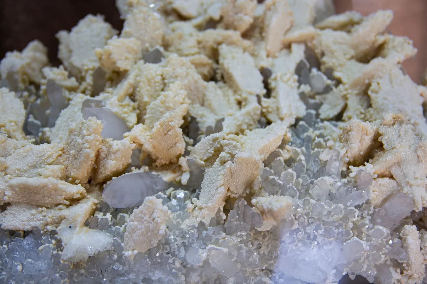 Cómo limpiar cristales: las tradiciones y lo que dice la mineralogía — imagen de cristales