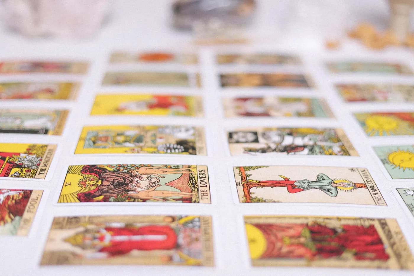 Nueve de Copas: la carta del deseo cumplido — imagen de tarot