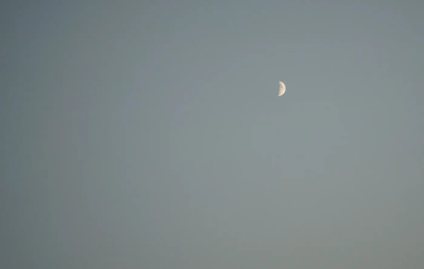 La Luna alcanza el cuarto creciente en Capricornio el 18 de octubre — ilustración de astronomía