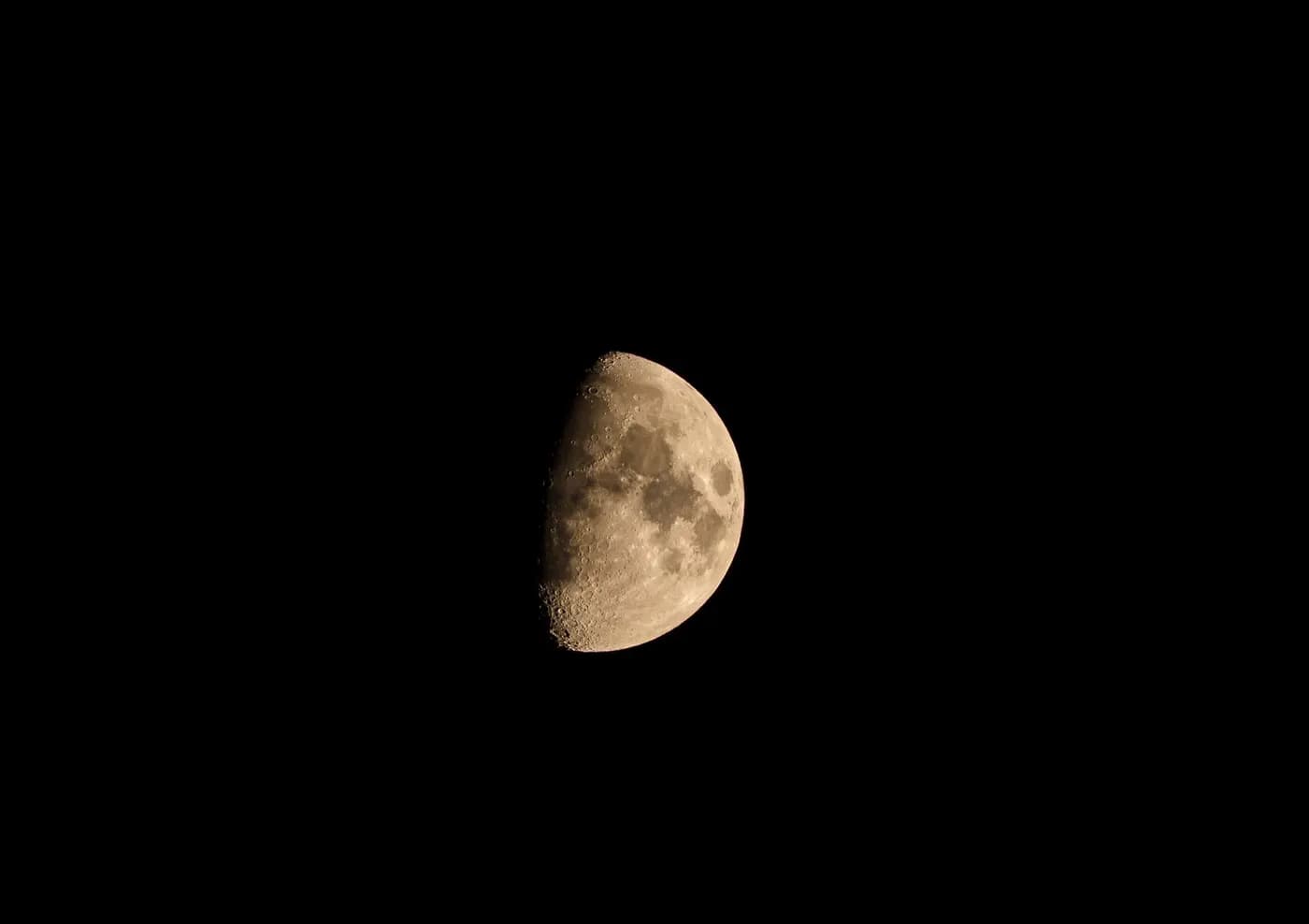 El cuarto menguante de la Luna llega al signo de Cáncer — ilustración de astronomía