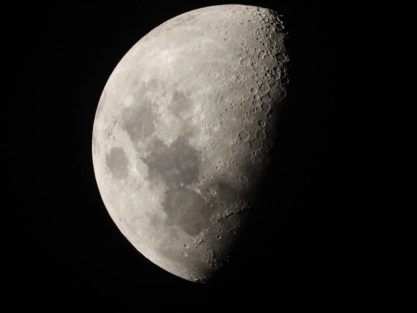 Cuarto menguante en Tauro, 6 de agosto — ilustración de astronomía