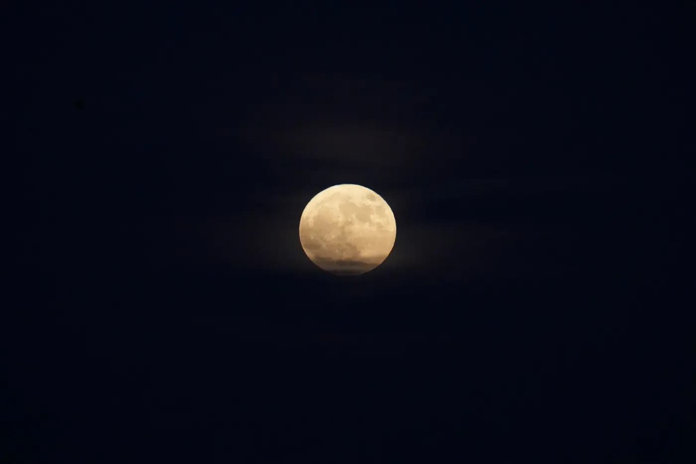 La Luna llena en Aries llegará el 26 de septiembre de 2026 — ilustración de astronomía