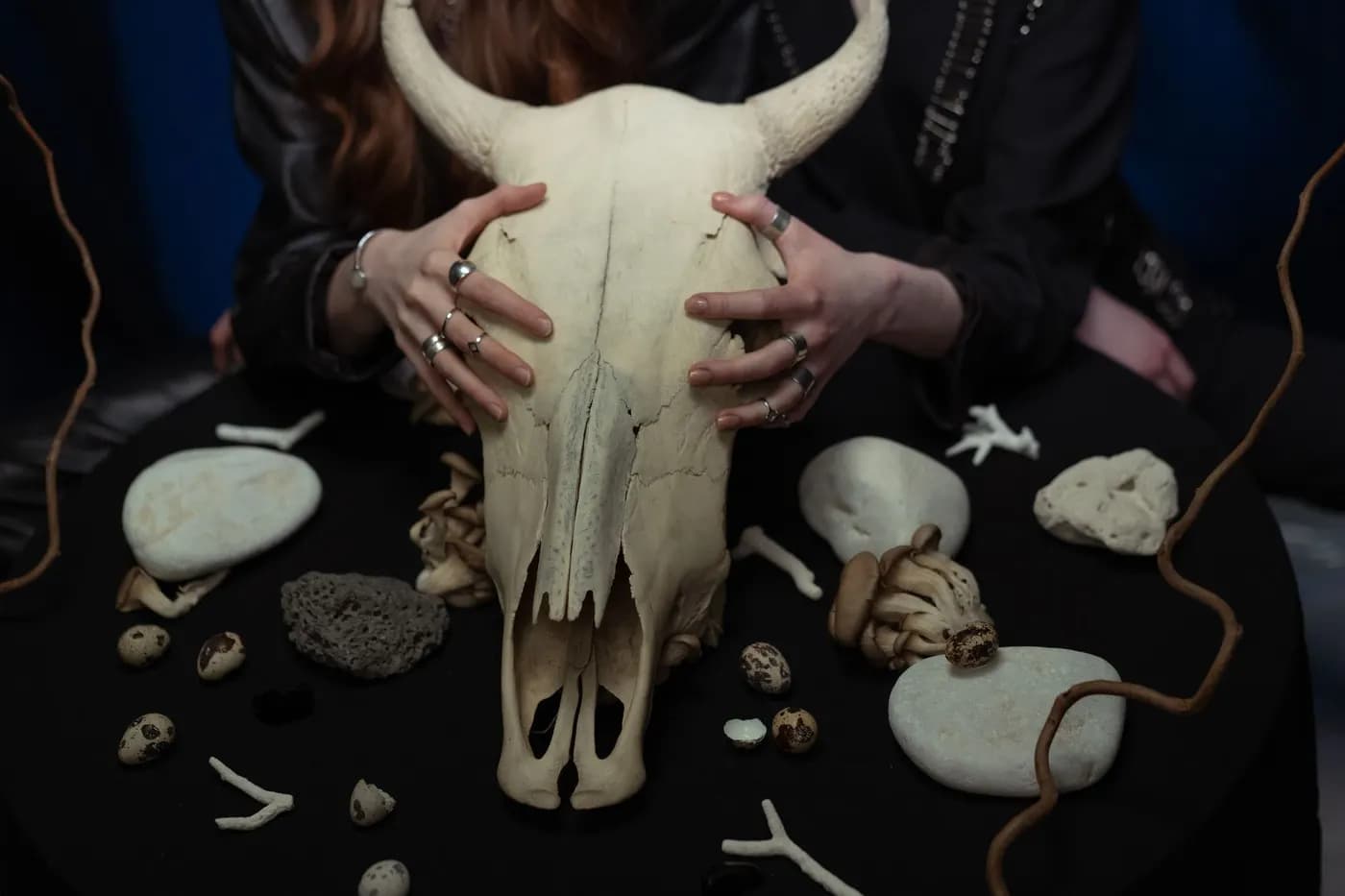 Doreen Valiente: la mujer que escribió la Wicca y dijo la verdad — ilustración del relato sobre figuras